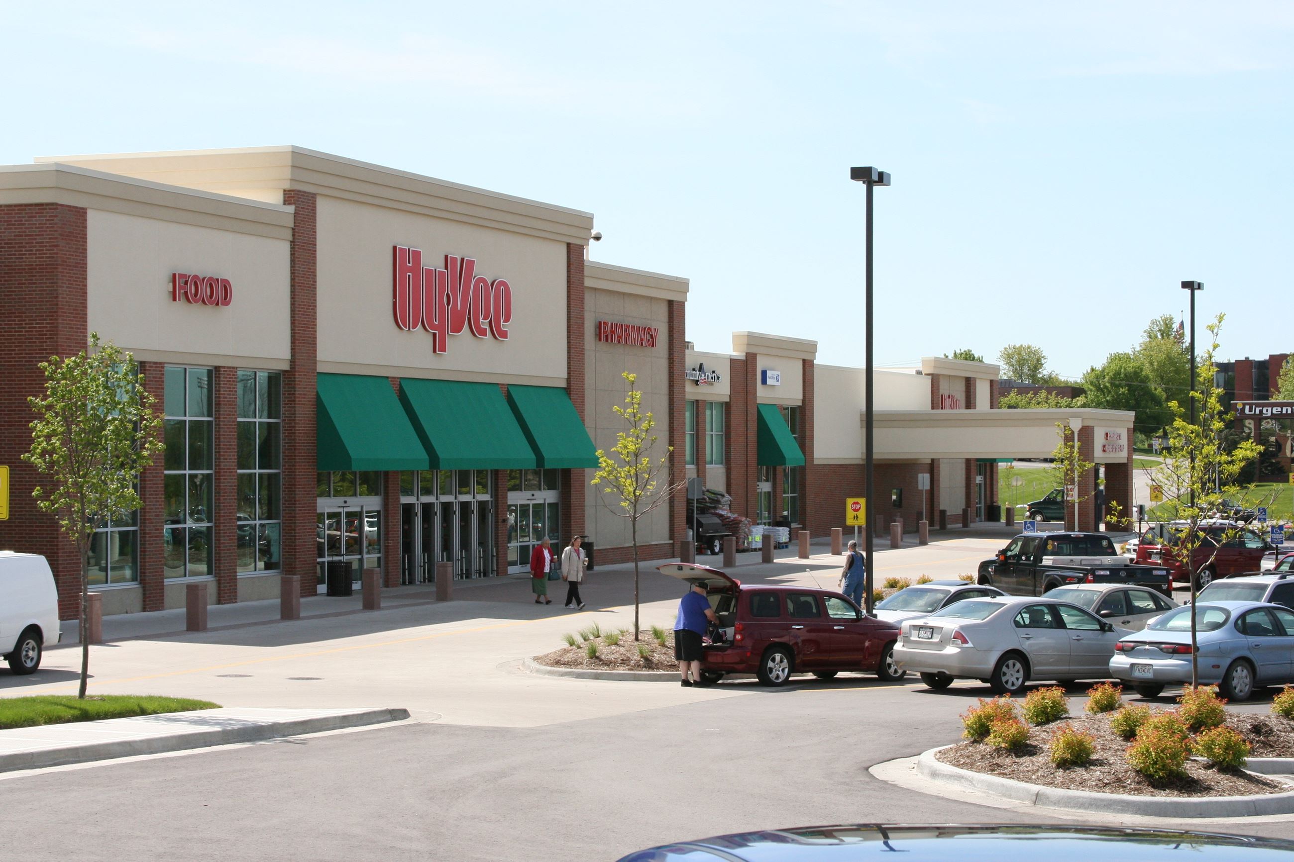 Photo of the exterior of Hy-Vee